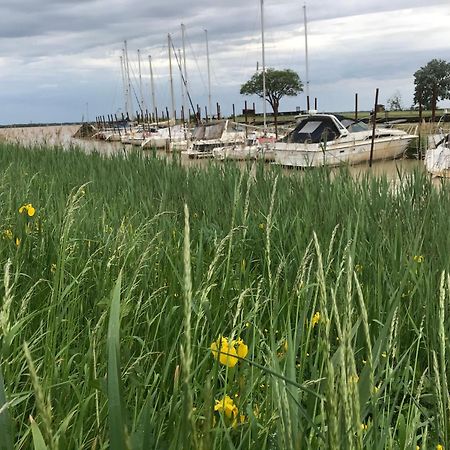 Appartement Avec Vue Panoramique Sur L'Estuaire De La Gironde Plassac  Buitenkant foto